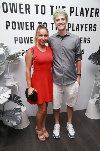 تعرف إلى زوجة أشهر لاعبي ألعاب الفيديو في العالم